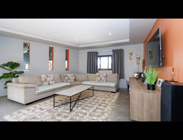 6 BEDROOM TOWNHOUSE FOR SALE IN CRESTHOLME